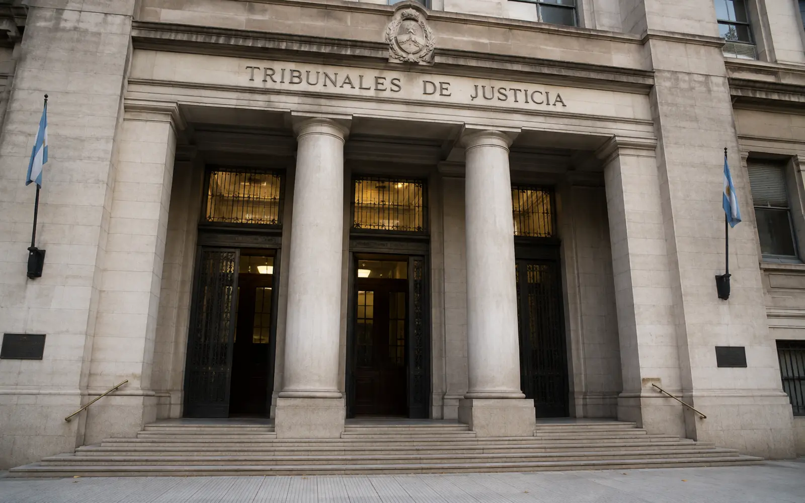 Expediente judicial sobre un escritorio en el ámbito de tribunales